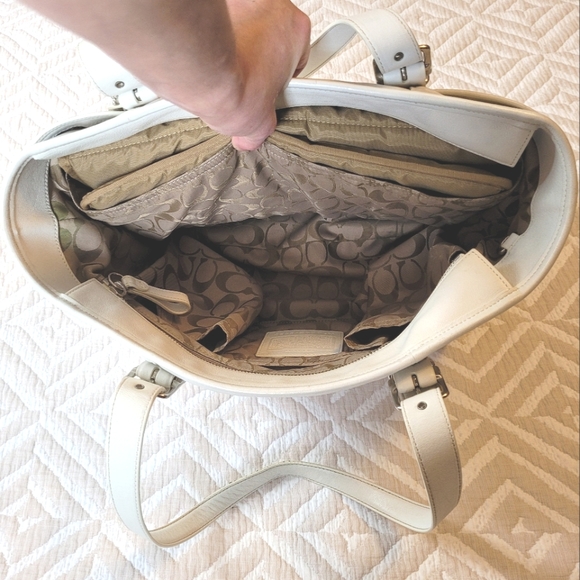 Coach zip top handbag with diaper pad in white leather - Picture 3 of 16